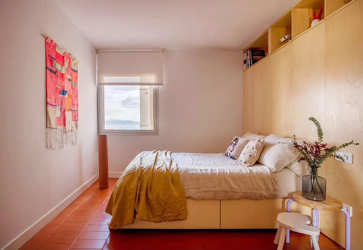 Dormitorio reformado con carpintería de madera y pavimento cerámico